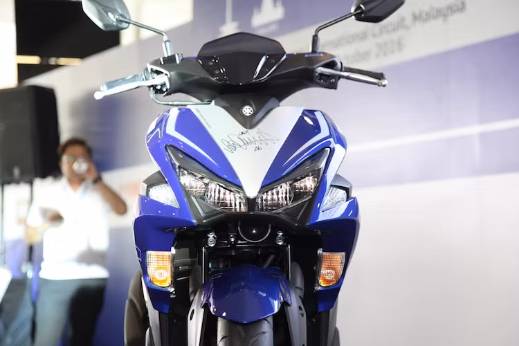 Toàn bộ các đèn chiếu sáng của xe đều được đặt ở vị trí yếm trước và "vuốt" về phía trước, đem tới cảm giác thể thao cho NVX. Trong đó, cặp đèn pha kép của xe được thiết kế gợi nhớ về dòng xe phân khối lớn R25/R3 của chính Yamaha. Các đèn xi-nhan được tích hợp hai bên yếm xe một cách gọn gàng.