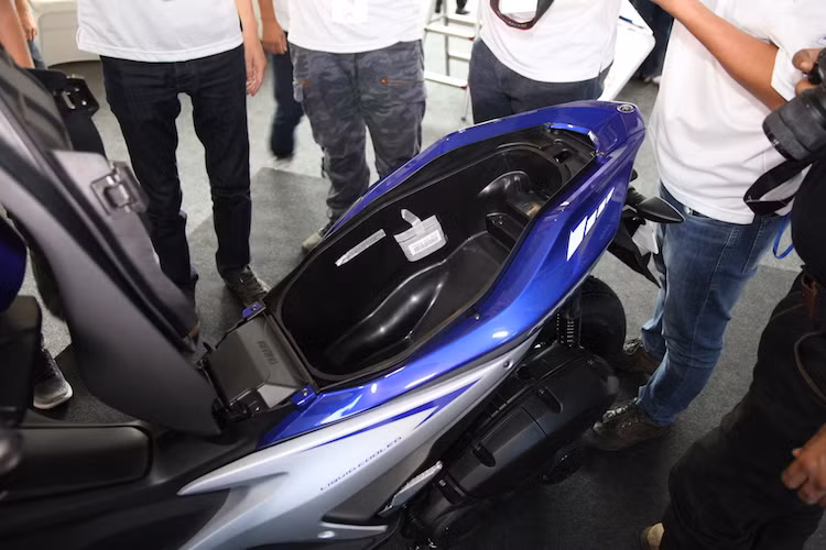 Nằm ở bên dưới yên xe là một khoang để đồ có thể tích khá rộng, có thể chứa được một chiếc mũ bảo hiểm cả hàm, đồng thời vẫn còn chỗ chứa một số vật dụng cá nhân khác.