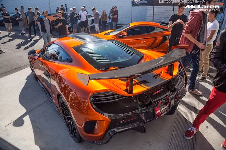 Nằm trên nóc của MSO HS là một khe hút gió mới, đưa trực tiếp không khí vào làm mát khoang động cơ. Không chỉ có cản sau khí động học, chiếc xe còn có cánh đuôi tương tự siêu xe đua McLaren P1 GTR với khả năng tạo ra lực nén thân xe tới 220 kg ở tốc độ 241 km/h.