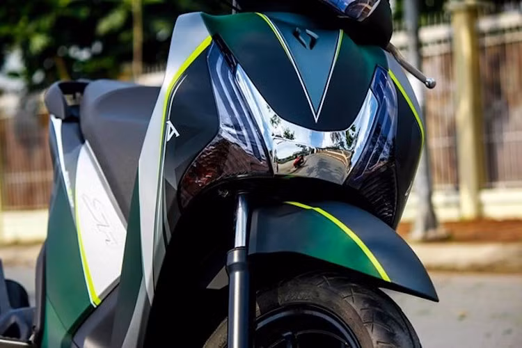 Nhờ có kiểu dáng vốn đã rất hấp dẫn, Honda SH thế hệ thứ 6 vẫn có thể trở nên đầy nổi bật và hấp dẫn chỉ với một số thay đổi đơn giản. Chiếc xe trong bài viết này là một ví dụ minh chứng cho điều đó, khi chủ xe đã chỉ đầu tư sơn lại toàn bộ dàn vỏ.