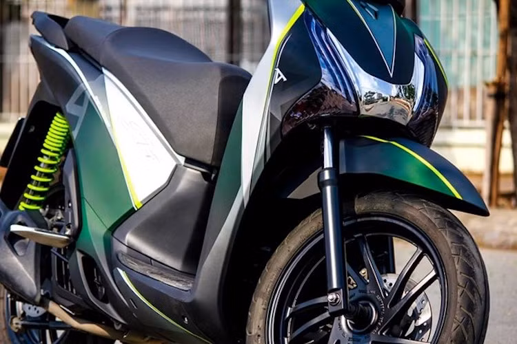 Toàn bộ dàn vỏ của chiếc SH đời trước đã được tháo ra và sau đó sơn lại hoàn toàn bởi một xưởng sơn airbrush khá nổi tiếng tại Sài Gòn. Với nhiều gam màu được phối với nhau theo những đường nét nguyên bản trên SH và bề mặt nhám mờ, chiếc xe đã có vẻ ngoài thể thao và ấn tượng hơn nhiều so với SH nguyên bản.