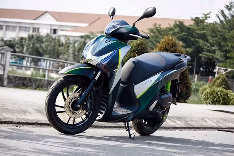 Trước khi SH 2017 được ra mắt, Honda SH đời cũ, thế hệ thứ 6 cũng đã từng "làm mưa làm gió" tại thị trường Việt Nam và được rất nhiều người chơi xe ưa chuộng. Với kiểu dáng của một chiếc xe tay ga bánh lớn, những người chơi SH tại Việt Nam cũng thường chỉ dừng lại ở việc độ đồ chơi hoặc trang trí dàn áo cho xe.