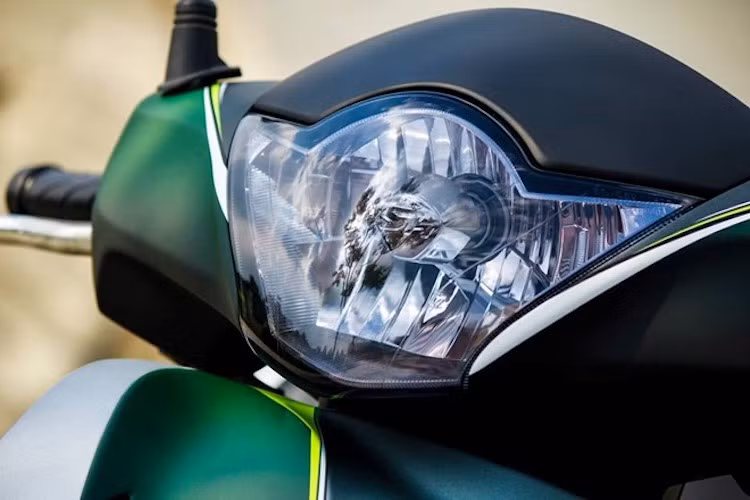 Ngoài dàn vỏ, các chi tiết của xe như mâm, phuộc cũng đã được sơn màu đen cực "ngầu", trong khi các đèn chiếu sáng và tín hiệu đã được phủ màu pha lê xanh, tạo sự hài hòa với tổng thể dàn áo nhưng không gây cản sáng.