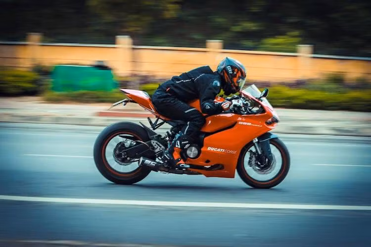 Ngoài việc nâng cấp dàn vỏ, các chi tiết chính của BN302 như động cơ, khung, hệ thống phuộc, phanh và bánh xe của BN302 vẫn được giữ nguyên.