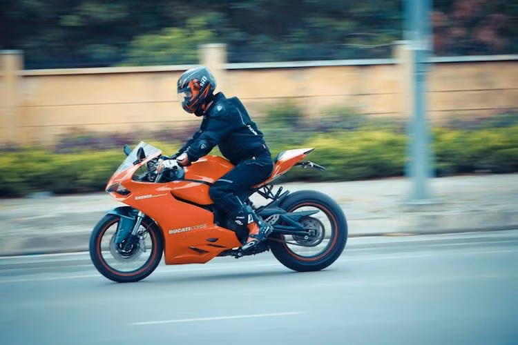 Sau khi độ lại, chiếc Benelli BN302 đã có ngoại hình gần như giống y hệt so với Ducati 899 Panigale, khiến ngay cả những người yêu xe cũng có thể dễ dàng nhầm nó với 899 khi lướt đi trên đường.