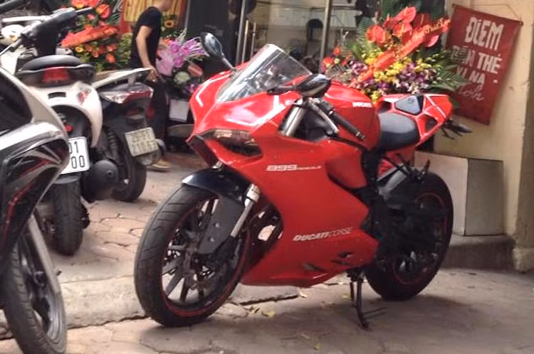 Tại Việt Nam hiện nay, mẫu xe môtô Benelli BN302 đang là một trong những lựa chọn xe cỡ nhỏ, giá "mềm" nhất. Dù được rất nhiều biker Việt lựa chọn, tuy nhiên ở dạng nguyên bản BN302 lại có kiểu dáng naked không hấp dẫn. Chính vì vậy, nhiều người chơi xe đã tìm cách để độ lại dáng cho mẫu xe này.