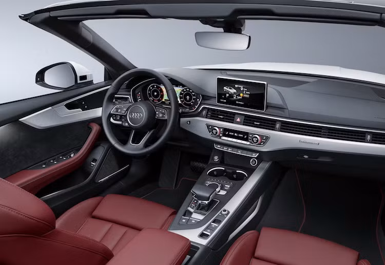 Bảng táp-lô của A5 Cabriolet cũng có thiết kế không đổi so với A5 Coupe, với các tùy chọn như đèn chiếu sáng thông minh và bảng đồng hồ kỹ thuật số Virtual Cockpit màn hình hiển thị đa thông tin 12,3 inch. Hệ thống thông tin giải trí sử dụng một màn hình 8,3 inch trên bảng táp-lô, điều khiển bằng touchpad hay núm xoay trên bệ trung tâm.