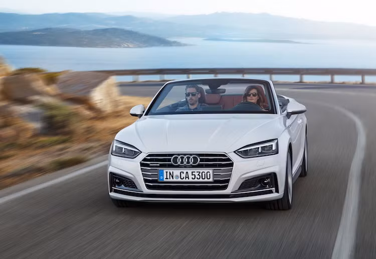 Audi A5 Cabriolet thế hệ mới có tổng cộng 5 phiên bản động cơ khác nhau, trong đó có 2 bản chạy xăng và 3 bản diesel. Trên thực tế, chiếc xe được trang bị tổng cộng 3 loại động cơ là xăng 2.0l 4 xi-lanh tăng áp, xăng 4 xi-lanh 3.0 tăng áp và diesel 3.0l tăng áp, với công suất dao động từ 187 tới 350 mã lực.