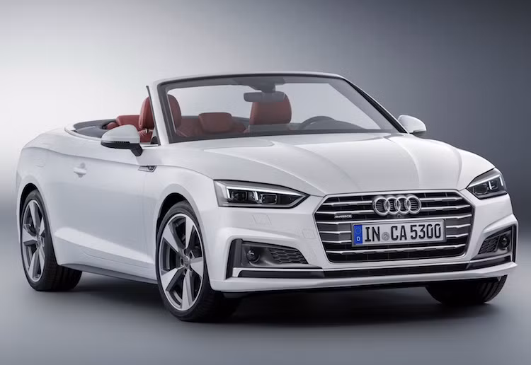 So với A4, phần đầu của A5 Cabriolet đã được hãng xe Audi thiết kế lại hoàn toàn. Phần trung tâm vẫn tiếp tục là lưới tản nhiệt lục giác rộng ngang, tuy nhiên các đèn pha và khe hút gió trên cản trước của A5 mới đều lớn hơn hẳn A4. Ngoài ra, nắp ca-pô của chiếc xe cũng được dập những đường gân nổi mới, đậm nét hơn. So với bản coupe, cản trước của xe cũng có một số điểm khác biệt nhẹ ở phần dưới.