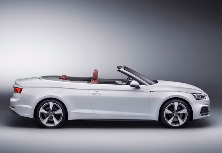 Kiểu dáng thân xe của A5 Cabriolet thế hệ mới trông có vẻ không khác biệt nhiều so với phiên bản cũ. Tuy nhiên trên thực tế, thân xe đã được tối ưu hóa khí động học để đạt hệ số cản không khí cực thấp 0.25 cd. Bên cạnh đó, với những vật liệu mới, chiếc xe cũng nhẹ hơn tới 40 kg so với thế hệ cũ.