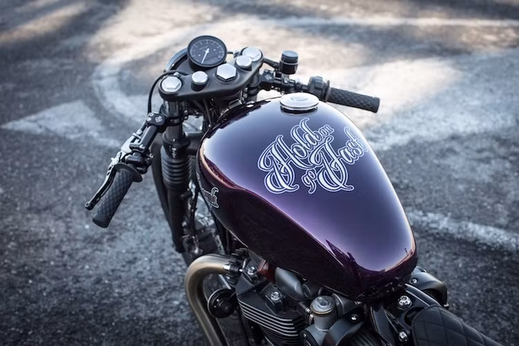 Theo anh Shaun Walker - Người đứng đầu của D&amp;O, việc tạo ra một chiếc xe chỉ trong 3 tuần với khả năng hoạt động hoàn hảo luôn là một thử thách lớn. Tuy nhiên với sự trợ giúp từ chính Triumph, bản độ Bobber đầu tiên trên Thế giới đã được hoàn thành xuất sắc trước SEMA với tên gọi Hold on Go fast.