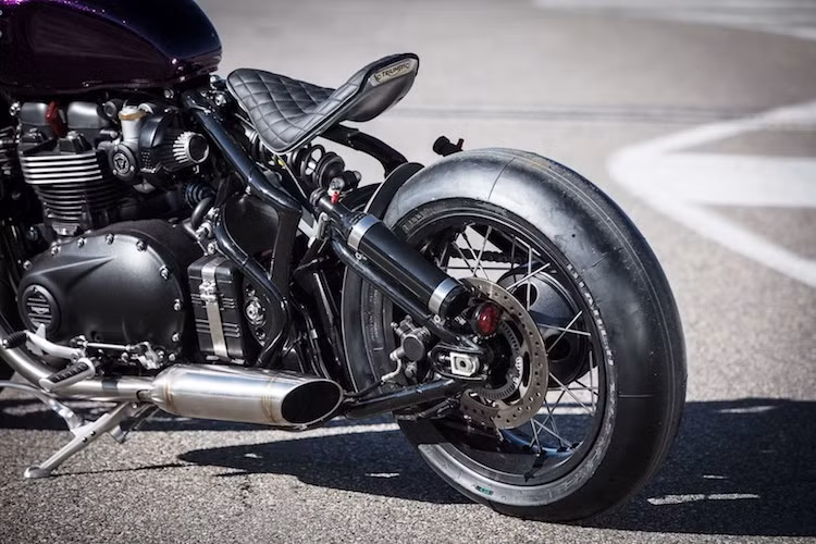 Để không "phá dáng" của xe, 2 bình ni-tơ đã được D&amp;O lắp gọn gàng và sơn màu đen ở 2 bên gắp của Bobber. Với sức mạnh vượt trội mỗi khi sử dụng ni-tơ, chiếc xe đã được thay bánh sau với vành bản lớn hơn và lốp trơn như xe đua.