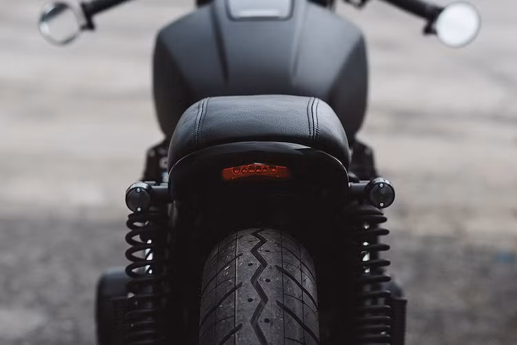 Nằm dưới yên xe, chiếc xe có đèn hậu LED nhỏ nhắn giấu dưới khung cùng hai xi-nhan nhỏ bên cạnh.