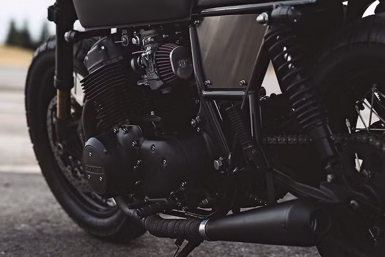 Động cơ hỏng đã được Clockwork phục chế lại hoàn toàn, sau đó độ lại "nội công" bộ lòng Wiseco 835cc, xú-páp SuperFlow, lò xo nồi Beehive, chế hoà khí Keihin CR29, lọc gió K&amp;N cùng một loạt nâng cấp nhỏ khác.