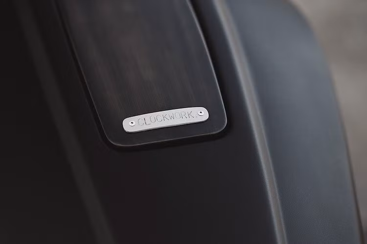 Bình xăng được gò lại và cũng có một tấm ốp phay xước tương tự nằm ở phía trên, với tên xưởng độ được tán đinh vào một cách đầy tinh tế, thể hiện sự cầu kỳ tới từng chi tiết của Clockwork.