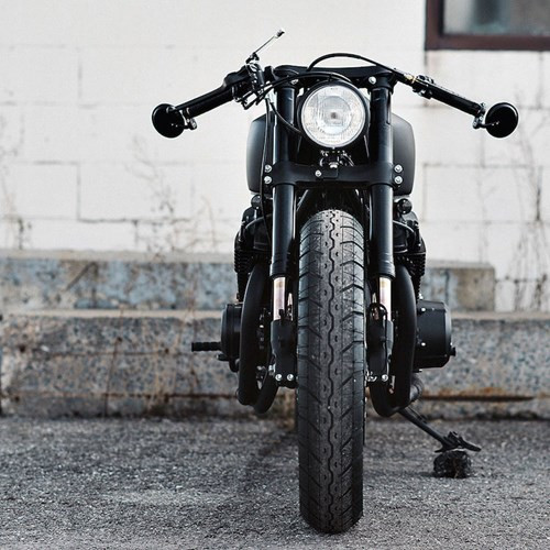 Sau khi nhận xe, Samuel cùng các cộng sự đã mất thời gian để có thể dọn dẹp, phục chế và lại chiếc xe từ khung. Trong đó, nhiều chi tiết đã được thay đổi. Bắt đầu từ phần trước, chiếc CB750 đã được thay cặp phuộc Suzuki GSX-R1000 cùng chảng ba CNC.