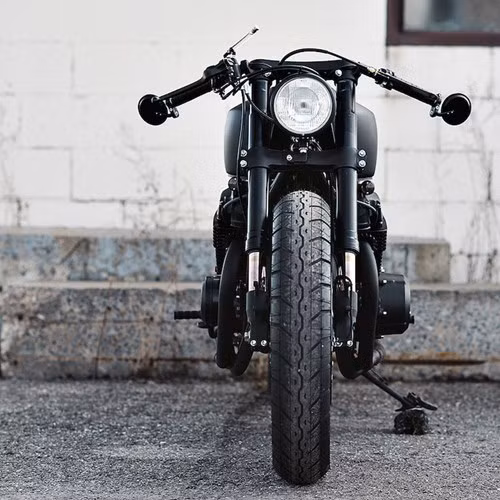 Sau khi nhận xe, Samuel cùng các cộng sự đã mất thời gian để có thể dọn dẹp, phục chế và lại chiếc xe từ khung. Trong đó, nhiều chi tiết đã được thay đổi. Bắt đầu từ phần trước, chiếc CB750 đã được thay cặp phuộc Suzuki GSX-R1000 cùng chảng ba CNC.