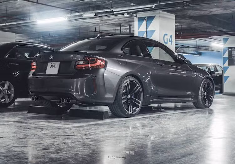 Đuôi xe được thiết kế nhẹ nhàng với cụm đèn hậu sử dụng công nghệ LED, cánh đuôi dạng nẹp trên nắp khoang hành lý và cản sau có thiết kế thể thao trẻ trung hơn. Kết thúc những thay đổi ngoại thất của xe gồm có bộ mâm 5 cánh kép 19 inch M bọc quanh bởi những chiếc lốp Michelin Pilot Supersport và cụm ống xả thể thao mới.