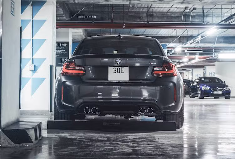 Với hàng loạt các chi tiết bằng nhôm, M2 có trọng lượng giảm một chút so với các phiên bản 2 Series thường. Xe cho khả năng tăng tốc từ 0-100 km/h trong 4,3 giây, trước khi chạm ngưỡng 250 km/h. Ngoài ra M2 còn có hệ thống trợ lực lái điện tử M, vi sai chủ động M và phanh hiệu năng cao.