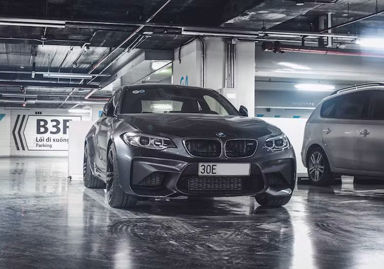 Vào cuối tháng 6 vừa qua, BMW M2 cũng đã được chính thức giới thiệu tại thị trường Việt Nam và phân phối thông qua Euro Auto. Tuy nhiên phải tới nay, chiếc M2 đầu tiên mới xuất hiện tại Hà Nội và thuộc sở hữu của một người đam mê cảm giác lái thể thao, đồng thời cũng là một "fan" của thương hiệu BMW.