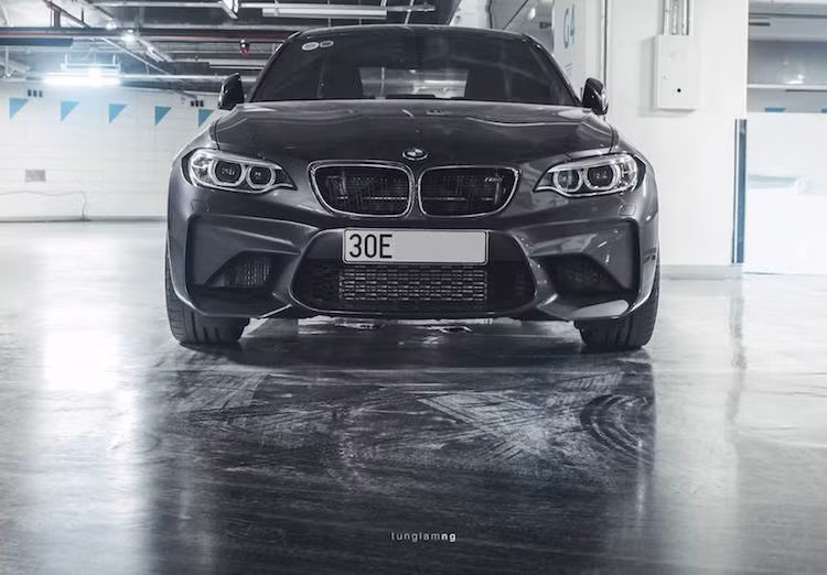 Tương tự như các phiên bản BMW hiệu năng cao từ bộ phận M khác, M2 cũng sở hữu thiết kế đầy hấp dẫn và cá tính với bộ bodykit dữ dằn, các vòm bánh xe rộng hơn. Với chiều dài 4.468mm, rộng 1.854mm và cao 1.410mm, M2 ngắn hơn 202 mm, hẹp hơn 21 mm và thấp hơn 10 mm, chiều dài cơ sở ngắn hơn 117 mm so với "người anh em" BMW M3 của mình.