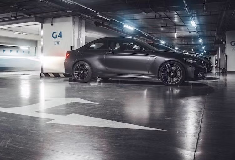 Nội thất của xe gần như đã được "bê nguyên" từ các phiên bản 2 Series bình thường sang, với một số điểm khác biệt dễ nhận ra nhất gồm vô-lăng thể thao M Sport và các chi tiết ốp bằng sợi carbon. Hướng tới cảm giác lái thể thao, chiếc xe cũng không có quá nhiều các tùy chọn tiện nghi như trên những dòng BMW cao cấp khác.