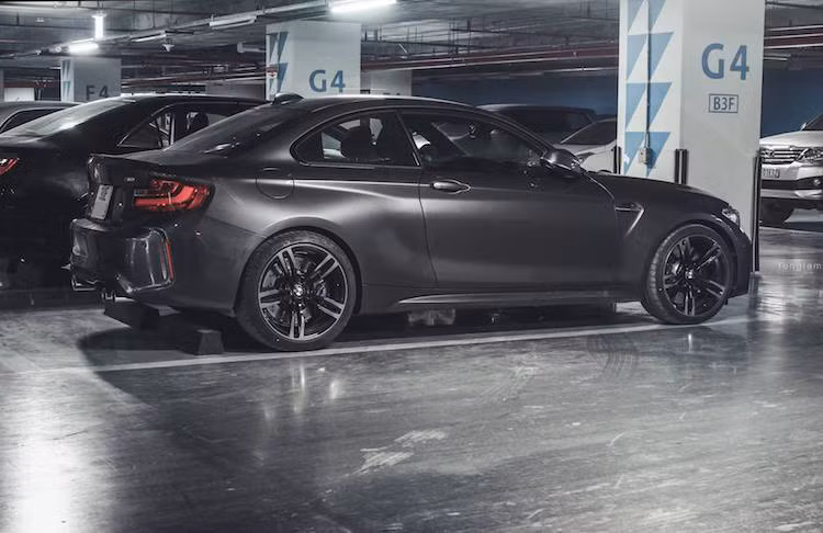 Trên M2, khối động cơ này đem tới công suất tối đa 370 mã lực và mô-men xoắn cực đại 465 Nm. Xe được bán với 2 phiên bản hộp số là số sàn 6 cấp hoặc ly hợp kép 7 cấp M Double Clutch. Chiếc M2 tại Hà Nội này có hộp số ly hợp kép với lẫy chuyển số thể thao sau vô-lăng.