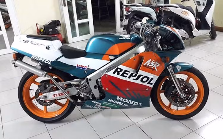 Dòng NSR250R có tổng cộng 4 thế hệ khác nhau là MC16, MC18, MC21 và MC28. Chiếc xe trong bài viết này có gắp phía sau thẳng và thiết kế tương đối vuông vức với đèn pha chữ nhật phía trước, như vậy nó là phiên bản NSR250R SP MC18 R6 đời 1989.