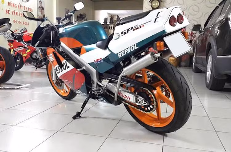 Chiếc NSR250R SP này thuộc sở hữu của một nhà sưu tập xe tại Sài Gòn. Với niềm đam mê dành cho dòng sportbike được mệnh danh là một trong những huyền thoại 2 kỳ thập niên 90, anh đã dày công tìm kiếm, săn lùng để có được chiếc xe ở trong tình trạng hoàn hảo, gần như "đập thùng" này.