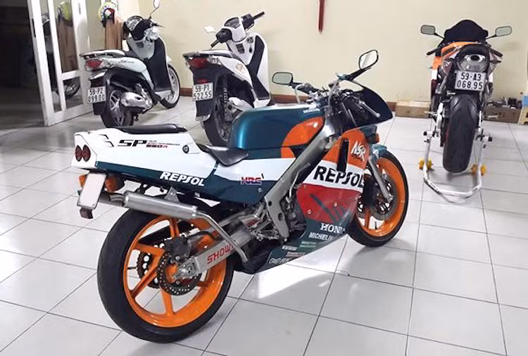 Giống như các phiên bản NSR250 khác, NSR250R SP cũng được trang bị động cơ V-Twin 2 kỳ 249 cc làm mát bằng chất lỏng, với đường kính trái và khoảng hành trình piston khá cân nhau (54 x 54,5 mm) để đạt sự cân bằng giữa mô-men xoắn và công suất.