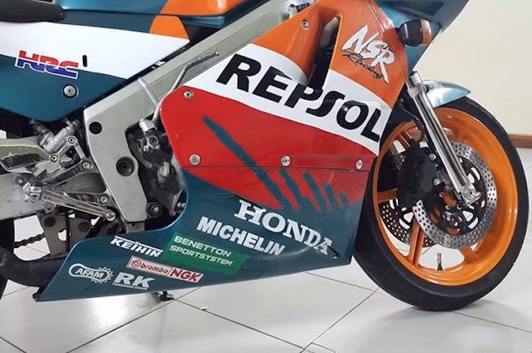 Lấy cảm hứng từ những chiếc xe đua, Honda cũng bán dòng NSR250R với nhiều phiên bản tem đấu khác nhau, tương tự như những chiếc NSR250 và NSR500 đang thi đấu của hãng vào lúc đó. Trong đó, phổ biến nhất là 2 phiên bản tem đấu Repsol và Rothmans.