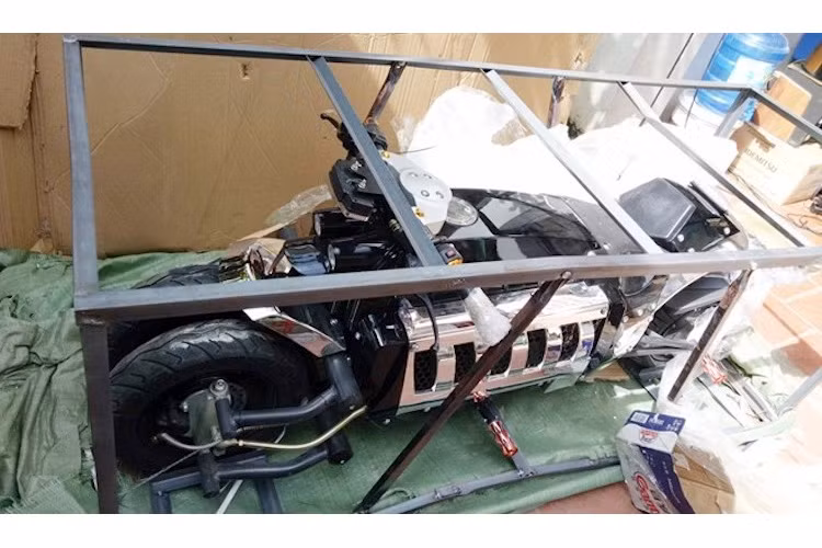 Có nguồn gốc từ Trung Quốc, chiếc xe máy điện này đã được nhập về Việt Nam bởi một người chơi xe sống tại Lạng Sơn. Nhìn bề ngoài, chiếc xe có thân với kiểu dáng "nhái" gần như giống y hệt so với chiếc Tomahawk thật.