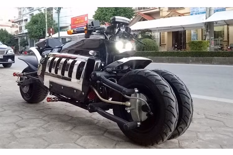 Tuy nhiên về kích thước, mẫu xe điện này nhỏ hơn Tomahawk khá nhiều với kích thước D x R x C lần lượt là 1.770 x 710 x 750 mm. Với động cơ kèm ắc quy điện và thân xe dầy đặn với kiểu dáng của Tomahawk, chiếc xe có trọng lượng khá nặng, lên tới 135 kg.