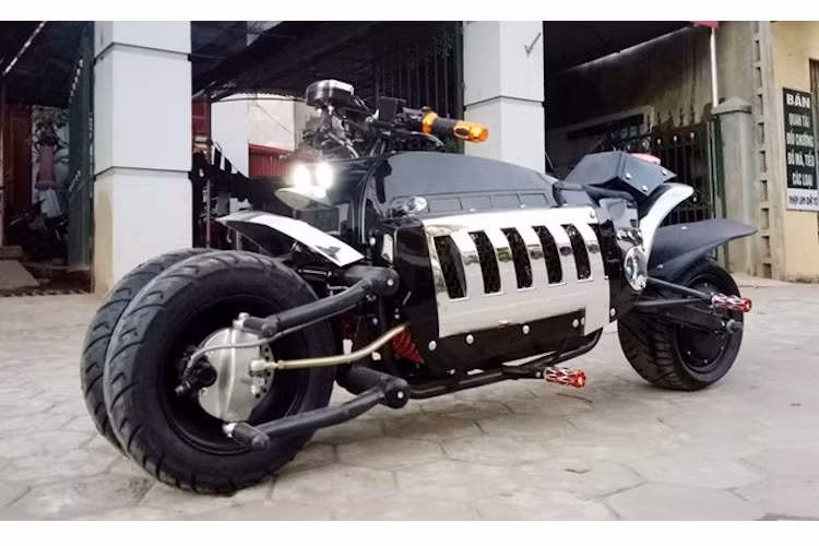 So với chiếc siêu xe môtô Tomahawk thường, chiếc xe này cũng có khá nhiều điểm khác biệt lớn. Đầu tiên, thay vì 4 bánh kép xếp thành cặp 2 bánh trước - sau như xe thật, mẫu xe nhái của Trung Quốc có 1 bánh sau bản lớn, cùng các bánh có đường kính nhỏ hơn. Khoảng sáng gầm của chiếc xe cũng lớn hơn nhiều Tomahawk thật.