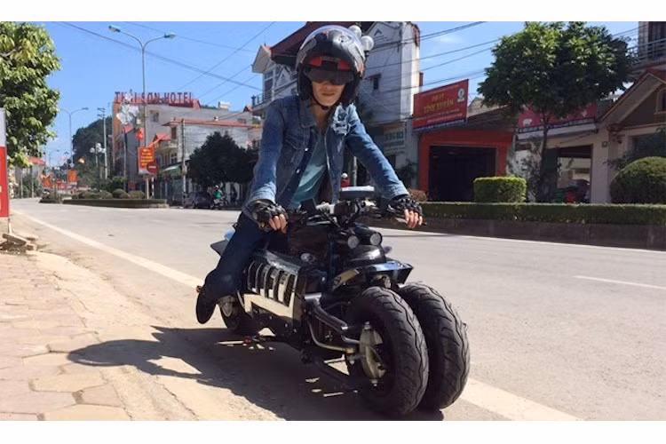 Với giá bán chỉ 28,5 triệu đồng, mẫu xe môtô điện mới này đang được khá nhiều người thích chơi "hàng độc" quan tâm. Tuy nhiên cũng giống như nhiều mẫu xe "độc" khác từ Trung Quốc trước đây, độ bền cũng như chất lượng của loại xe này chưa được các cơ quan chức năng kiểm chứng.