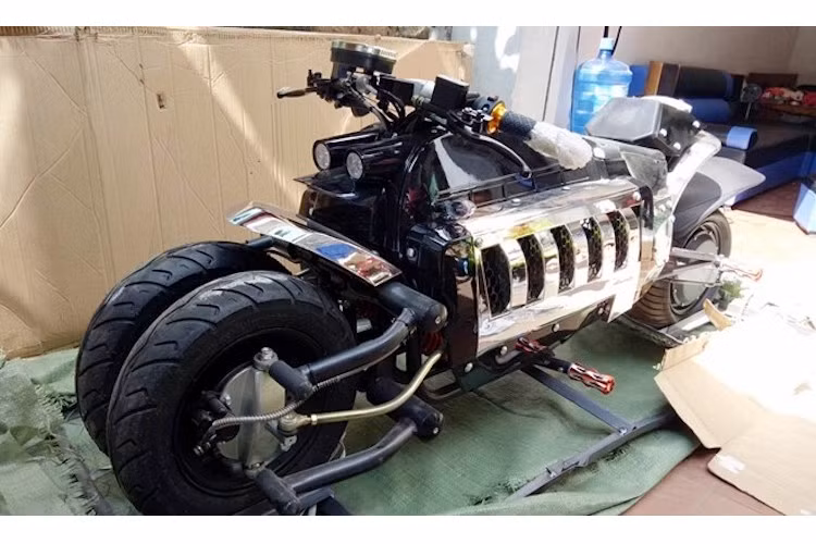 Thay vì động cơ V10 5.0 như xe thật, chiếc Tomahawk "made in China" được trang bị động cơ điện, được cung cấp sức mạnh bởi 6 bình ắc quy có tổng công suất 1500W và điện áp 70V. Được biết chiếc xe có thể đạt tốc độ tối đa 80 km/h. Để dắt xe dễ dàng hơn, chiếc xe cũng được trang bị số lùi.