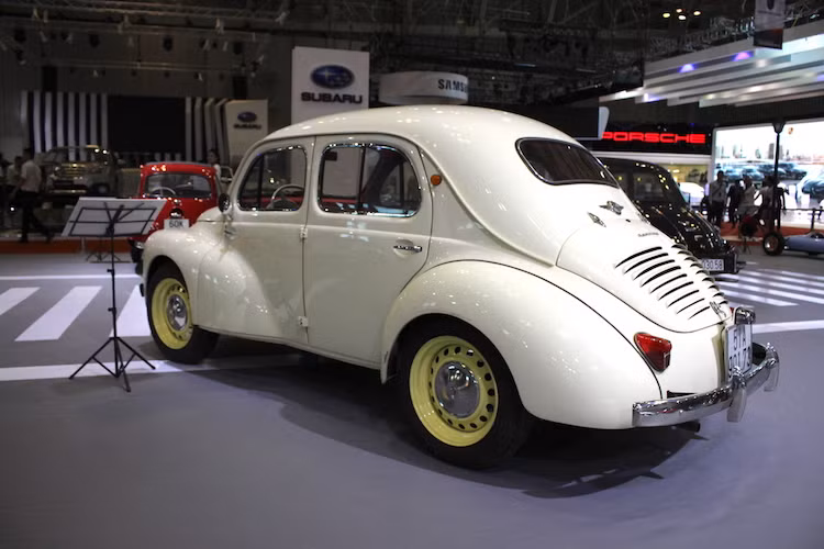 Có cách đọc theo tên tiếng Pháp là Quatre Chevaux, Renault 4CV là mẫu xe cỡ nhỏ của Pháp được sản xuất từ năm 1947-1961. Nó là chiếc xe đầu tiên được sản xuất tại Pháp với doanh số hơn 1 triệu chiếc (chính xác là 1.105.543 chiếc).