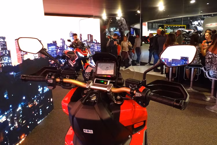 Thay vì màn hình màu, bảng đồng hồ của X-ADV phiên bản thương mại đã được chuyển sang dạng đen trắng để giảm giá thành sản xuất. Bên dưới vẫn là một bảng đèn báo hiệu nhỏ. Chiếc xe có tay lái cao của Taper, đem tới tư thế ngồi thẳng lưng thoải mái như một mẫu xe "cào cào", enduro hay adventure truyền thống.