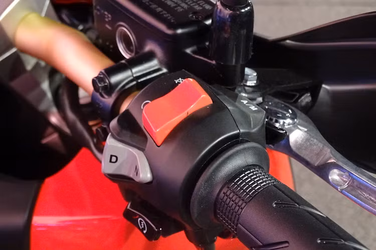 Với hộp số ly hợp kép, chiếc xe sẽ có 2 chế độ lái tự động là D và S, trong đó riêng chế độ thể thao S còn có tới 3 cấp độ khác nhau. Ngoài ra, người lái cũng có thể lựa chọn chế độ MT, cho phép chuyển số bằng nút bấm.