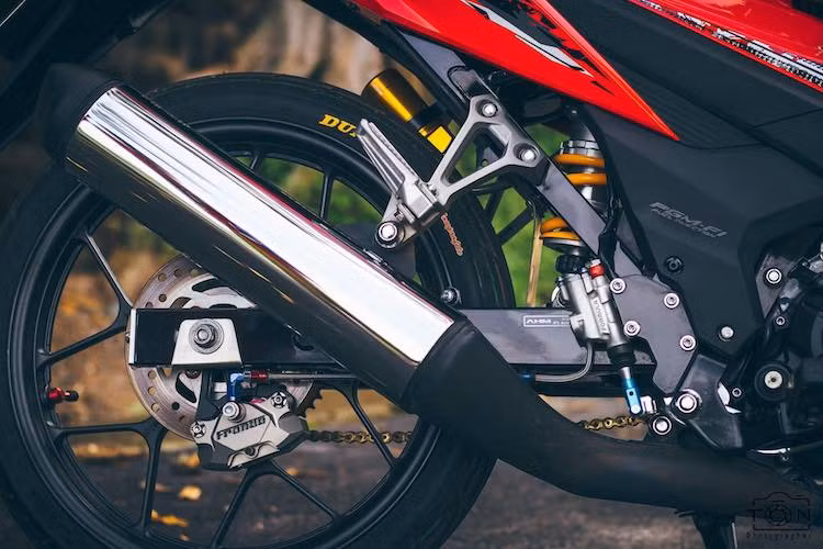 Tương tự như phía trước, hệ thống phanh sau của xe đã được chủ nhân nâng cấp bằng heo Frando 2 piston đối xứng, đi kèm với pen đạp Formula phiên bản hiếm. Cây pô nguyên bản của Sonic đã được giữ nguyên.