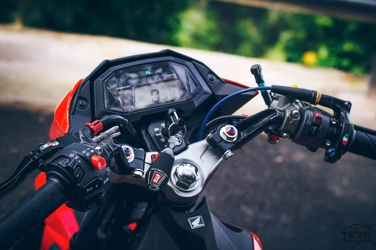 Nằm trên cặp tay-lái clip-on của xe nay là hàng loạt các món đồ chơi hấp dẫn, có thể liệt kê ra gồm cùm phanh Brembo, cùm côn cùng cặp tay phanh/côn từ hãng TWM của Ý, cùm ga cuốn cùng công tắc Domino và công tắc đề của xe Ducati.