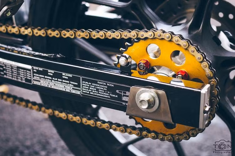 Nhờ có ECU được mở tua cùng lọc gió độ, khối động cơ DOHC 4 van 1 xi-lanh 149 cc có sức mạnh nhỉnh hơn một chút so với mức 15,8 mã lực/13,5 Nm của Sonic 150R nguyên bản. Sức mạnh này được truyền tới bánh sau một cách tin cậy qua bộ nhông sên đĩa SSS.