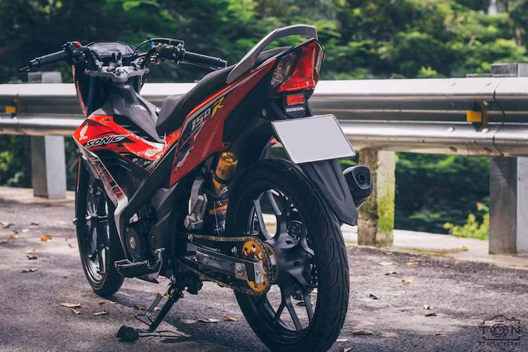 Có vẻ ngoài hoàn toàn nguyên bản, nhưng chiếc xe côn tay Honda Sonic 150R đã có cảm giác điều khiển và độ ổn định hơn hẳn với loạt phụ tùng "hàng hiệu" được chủ xe trang bị. Vốn đã có giá gần 90 triệu đồng, sau khi được chủ xe độ lại, chiếc Sonic 150R độ này đã trị giá lên tới con số trăm triệu đồng.