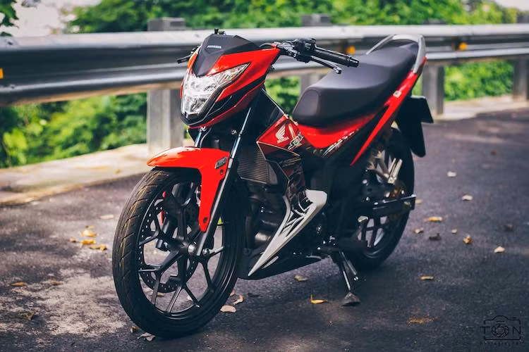  Honda Sonic 150R là "hậu duệ" của dòng hyper underbone Sonic 125 nổi tiếng, mẫu "xế nổ côn tay" được dân chơi xe trên khắp khu vực Đông Nam Á ưa chuộng. Nền tảng khung, máy và nhiều chi tiết của mẫu xe này sau đó cũng tiếp tục được Honda biến đổi để tạo ra chiếc xe côn tay underbone đình đám trong Winner 150.