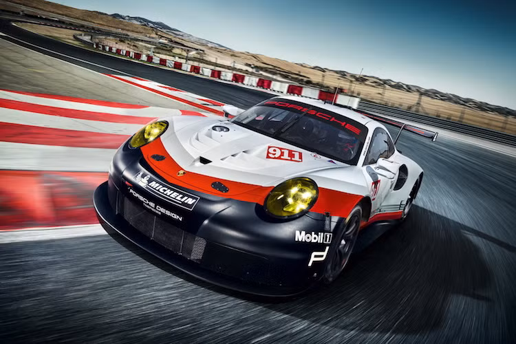 Trên Porsche 911 RSR 2017, Porsche đã trang bị cho chiếc xe động cơ 4 lít, 6 xi-lanh nằm ngang nạp khí tự nhiên với công suất tối đa 502 mã lực và hộp số 6 cấp với vỏ bằng magie siêu nhẹ. Tuy nhiên, điểm đặc biệt của chiếc xe so với chiếc 911 khác đó là thay vì nằm sau đuôi xe, động cơ của 911 RSR 2017 đã được đặt giữa thân xe.