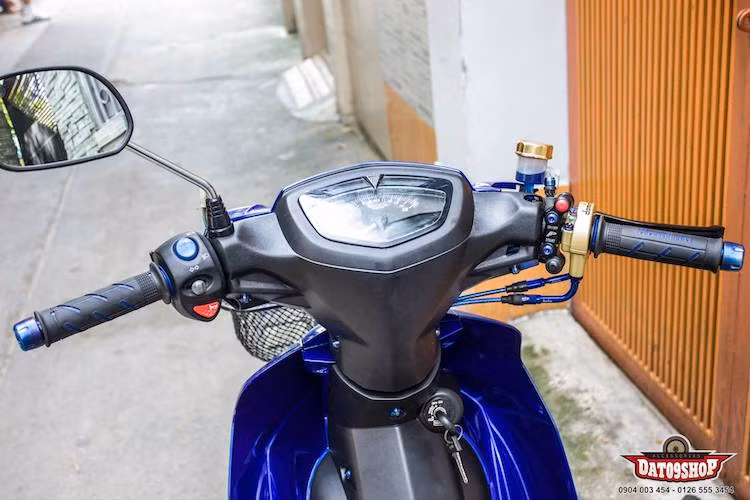 Trong khi đó, cụm đồng hồ nguyên bản của mẫu xe số Yamaha Sirius với những tính năng cơ bản đã bị loại bỏ, thay vào đó là đồng hồ điện tử Koso loại dành cho Exciter 2009 đã được chế khéo léo vào dàn đầu của xe.