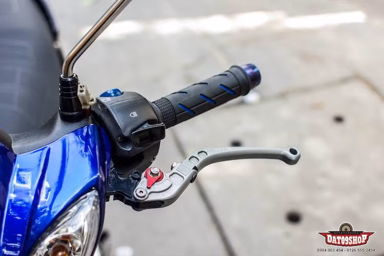 Dù Sirius vốn không có phiên bản côn tay, tuy nhiên chủ xe đã độ cho chiếc xe bộ côn tay kèm cùm côn và tay CRG. Ở hai bên tay lái là cặp tay nắm Domino đem tới cảm giác nắm tay dễ chịu hơn.