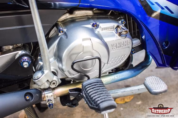 Khối động cơ 110 cc nguyên bản của xe cũng được giữ nguyên, chỉ nâng cấp lên côn tay và cổ pô titan. Những con ốc bắt bưởng máy và ốc thăm dầu cũng đều được làm bằng titan với ánh xanh đẹp mắt.