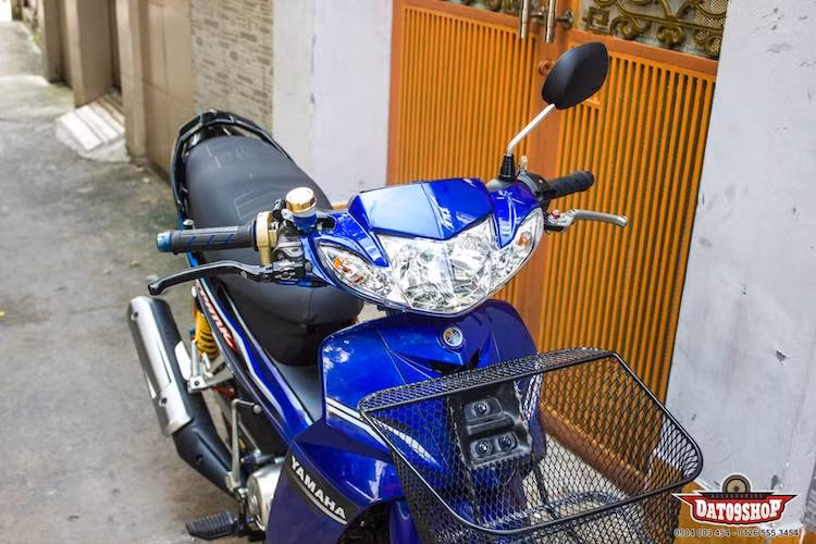 Chính vì vậy, đã có một số biker tại Việt Nam đã tận dụng thiết kế đẹp của Sirius để nâng cấp chiếc xe theo phong cách độ kiểng nhẹ nhàng. Với một loạt những đồ chơi "hàng hiệu", chiếc Sirius của một biker tại Sài Gòn đã được "lột xác" đầy cuốn hút.