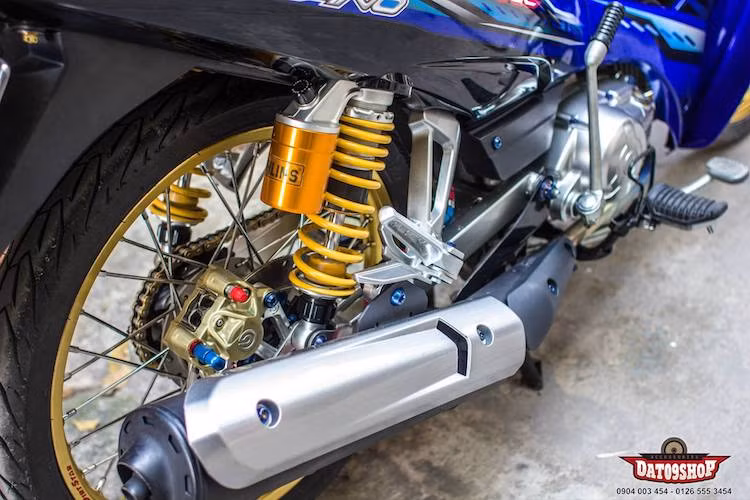 Ở phía sau, chiếc Sirius cũng có hàng loạt đồ chơi hấp dẫn, trong đó nổi bật nhất là cặp phuộc Ohlins bình dầu rời. Ngoài ra, hệ thống phanh sau cũng được nâng cấp với đĩa Brembo và heo Brembo 2 pis đối xứng kèm với pát CNC. Ốp pô bằng nhôm phay xước được lắp vào pô nguyên bản của xe.